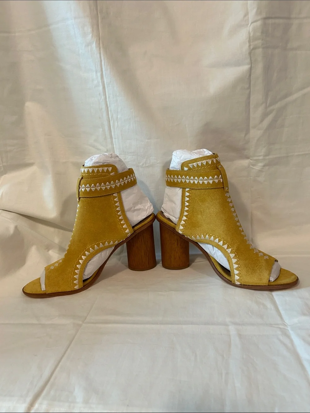 Bernardo Harper Mustard Yellow Suede Peep Toe Shooties Sz 9 Southwestern Emb NEW